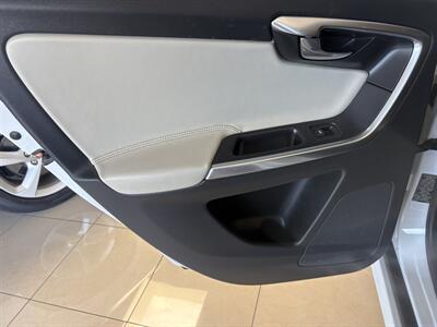 2017 Volvo XC60 T6 Dynamic   - Photo 22 - Santa Cruz, CA 95062