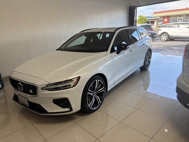 2020 Volvo V60 T5 R-Design's photo