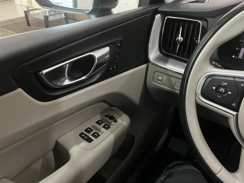 2019 Volvo XC60 Momentum photo 12