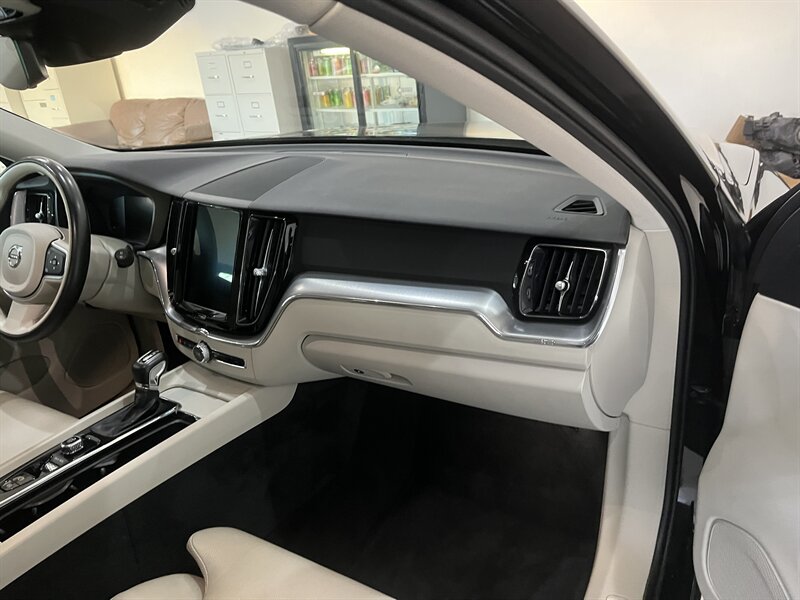 2019 Volvo XC60 Momentum photo 22