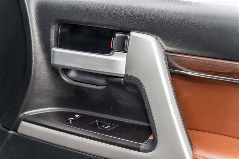 2018 Toyota Land Cruiser photo 15