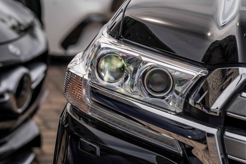 2018 Toyota Land Cruiser photo 7