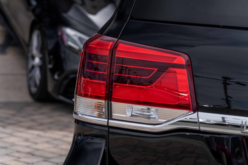 2018 Toyota Land Cruiser photo 10