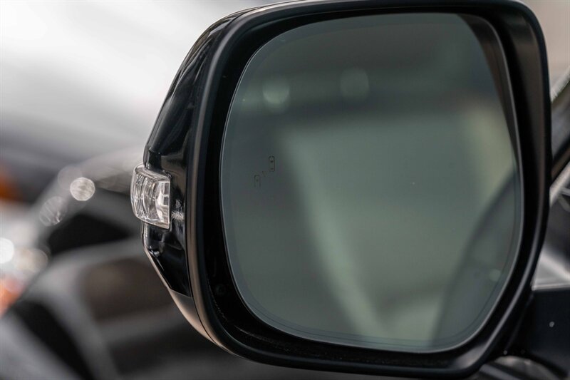2018 Toyota Land Cruiser photo 11