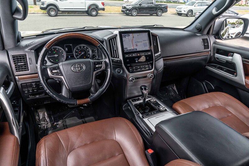 2018 Toyota Land Cruiser photo 19