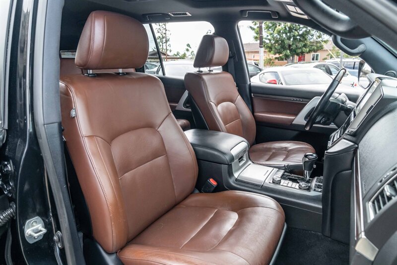 2018 Toyota Land Cruiser photo 16