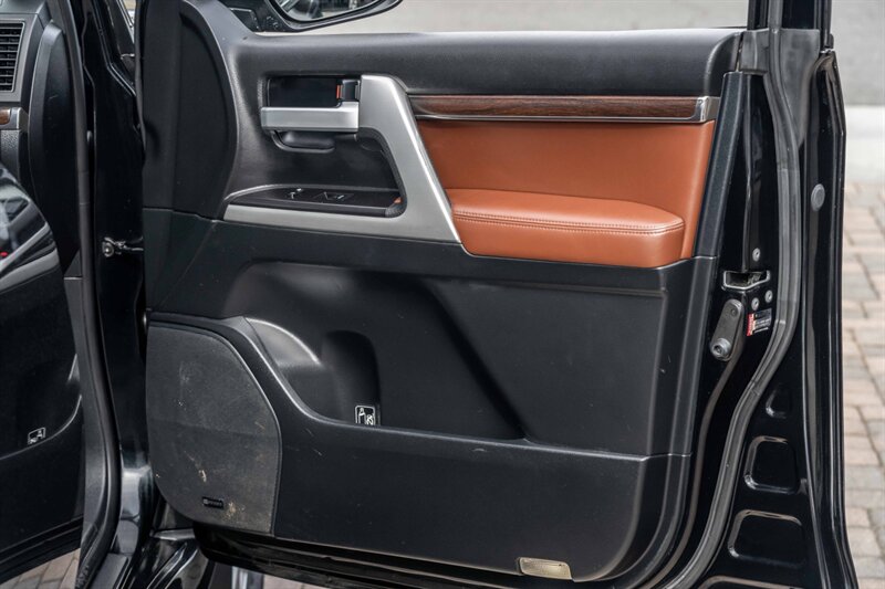 2018 Toyota Land Cruiser photo 13