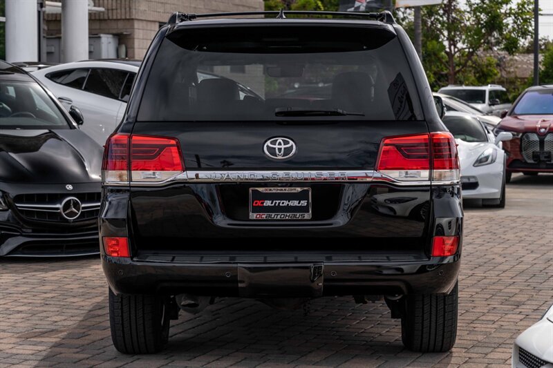 2018 Toyota Land Cruiser photo 9