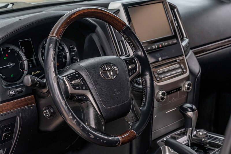 2018 Toyota Land Cruiser photo 21