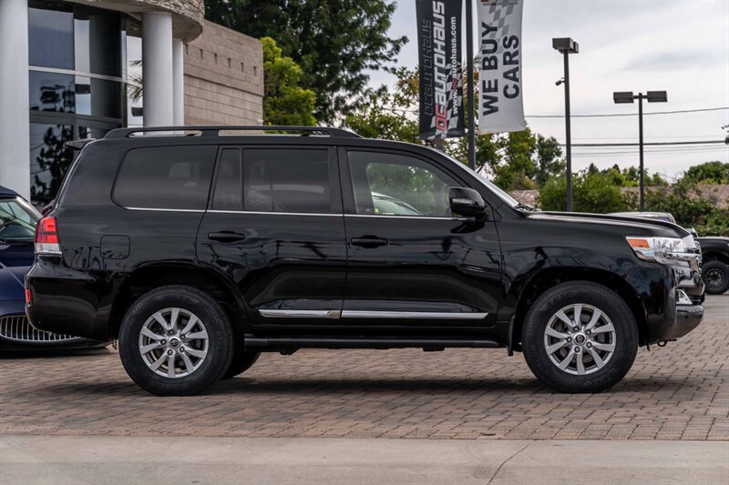 2018 Toyota Land Cruiser photo 3