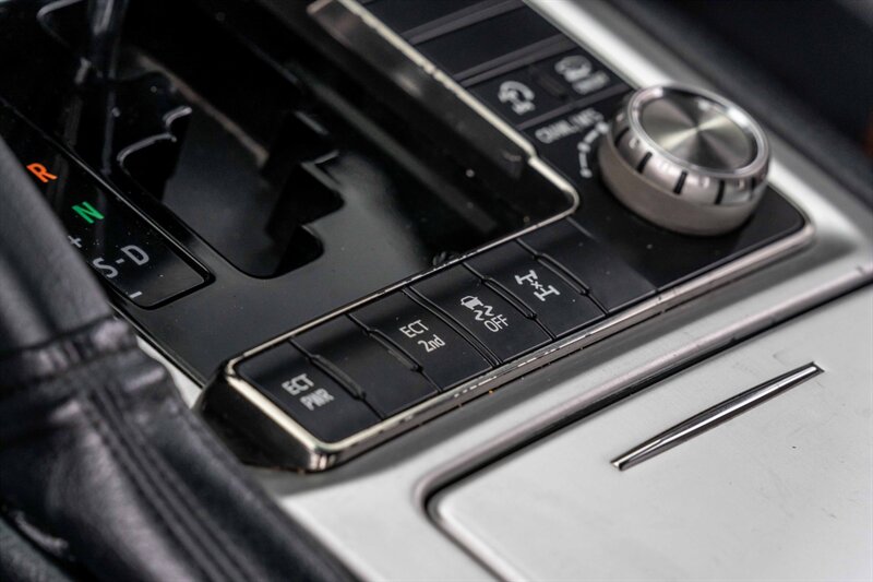2018 Toyota Land Cruiser photo 31