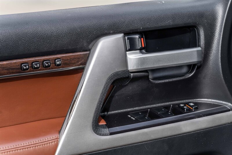2018 Toyota Land Cruiser photo 14