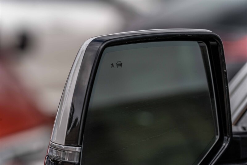 2019 Cadillac Escalade Platinum  One Owner Clean Carfax - Photo 13 - Westminster, CA 92683