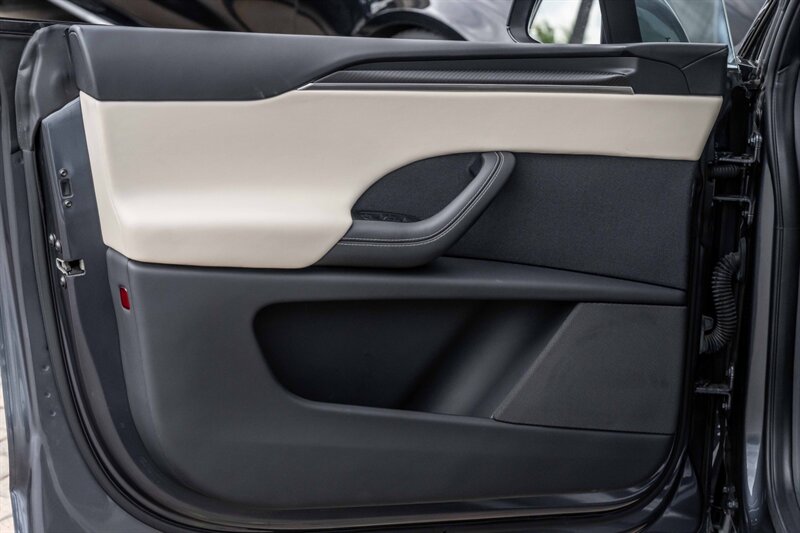 2022 Tesla Model X Plaid photo 11