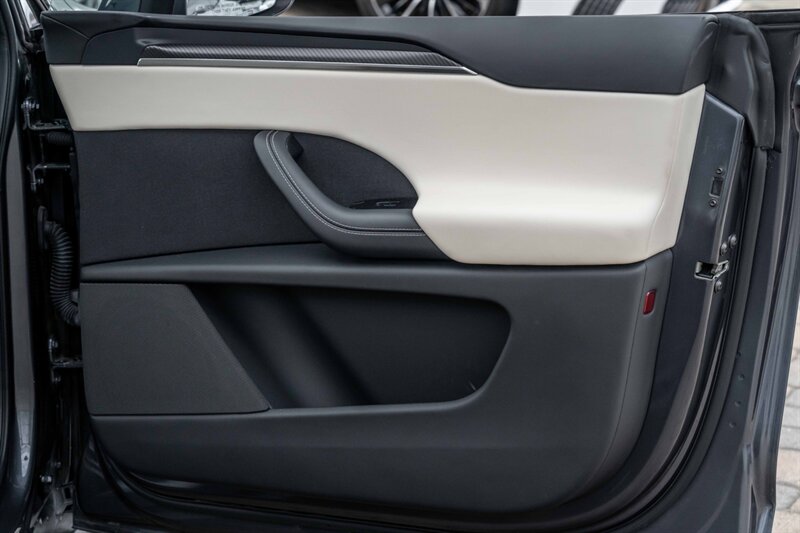 2022 Tesla Model X Plaid photo 12