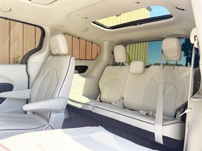 2020 Chrysler Pacifica Limited   - Photo 5 - Manteca, CA 95337