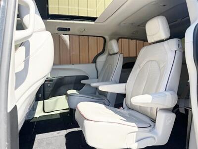 2020 Chrysler Pacifica Limited   - Photo 4 - Manteca, CA 95337
