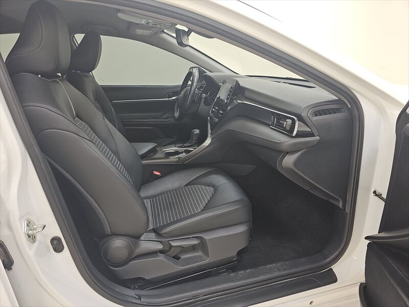 2021 Toyota Camry SE photo 7