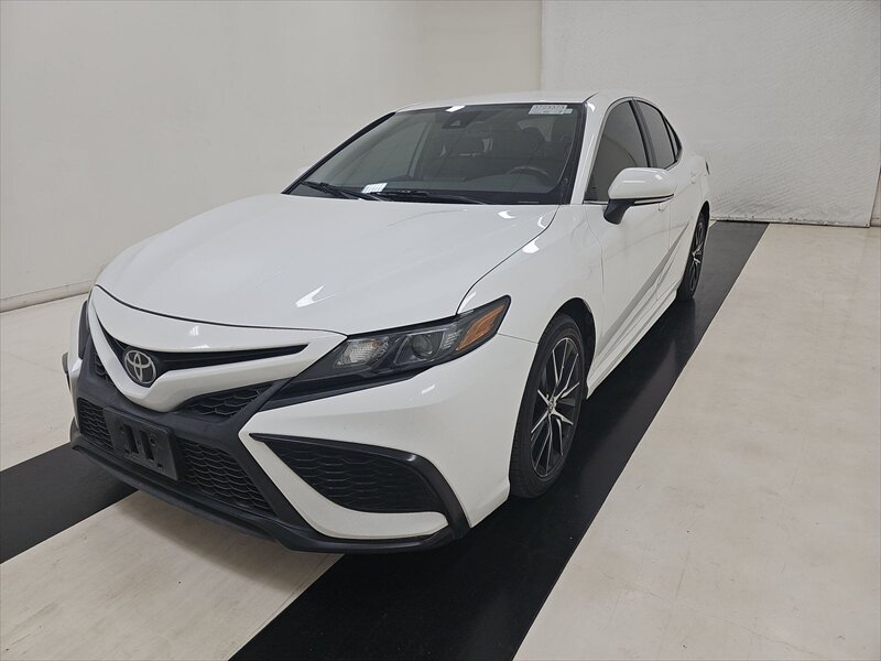 2021 Toyota Camry SE's photo
