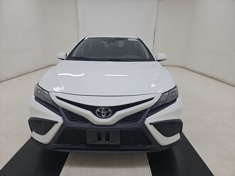 2021 Toyota Camry SE photo 3