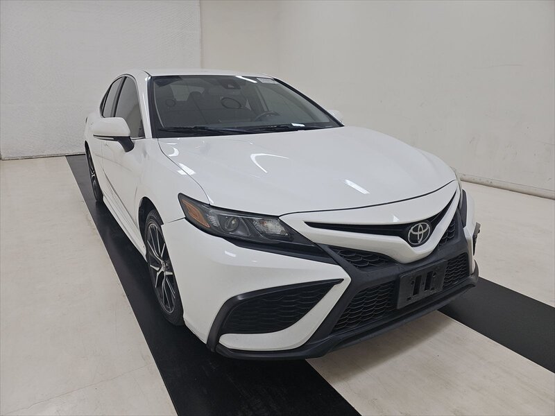 2021 Toyota Camry SE photo 4