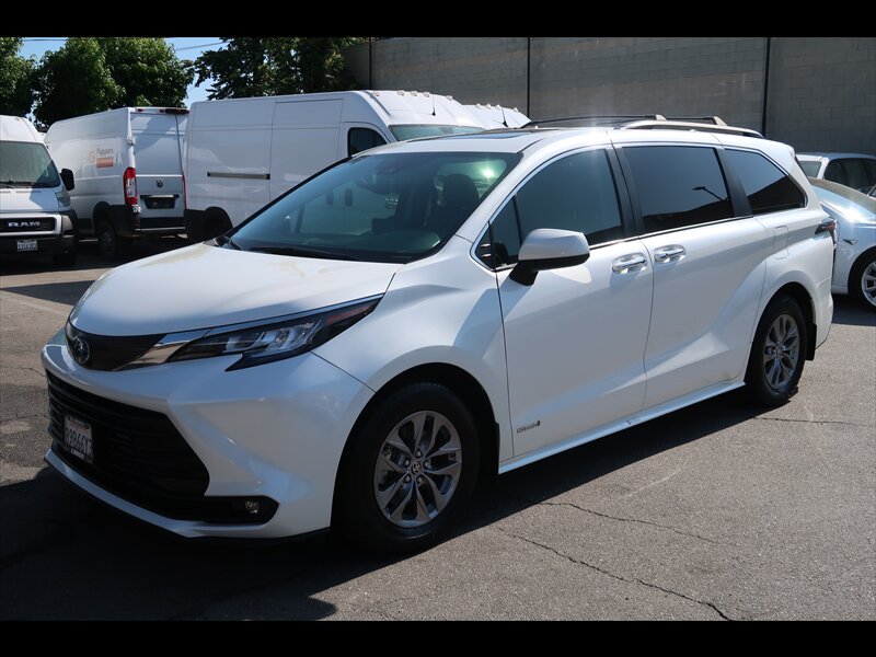 2021 Toyota Sienna XLE's photo