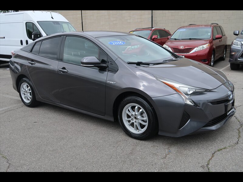 2016 Toyota Prius Four's photo