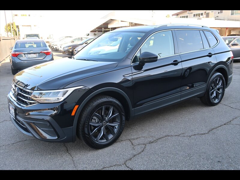 2023 Volkswagen Tiguan SE's photo