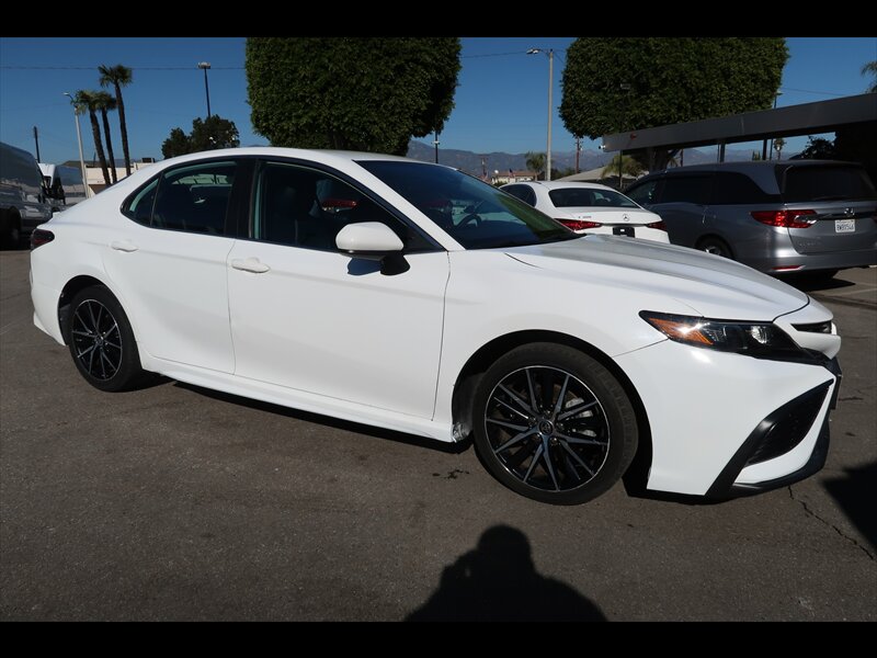 2021 Toyota Camry SE photo 9