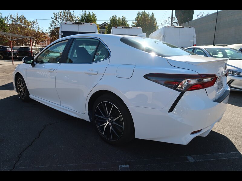 2021 Toyota Camry SE photo 5