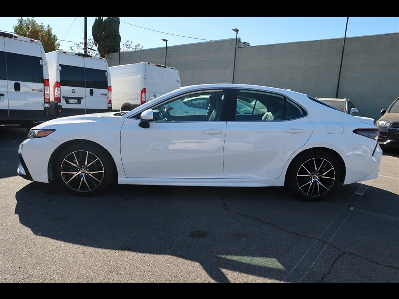 2021 Toyota Camry SE photo 4