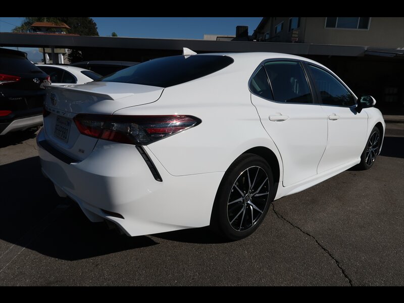 2021 Toyota Camry SE photo 7