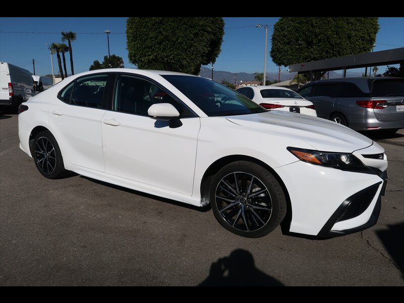 2021 Toyota Camry SE photo 3