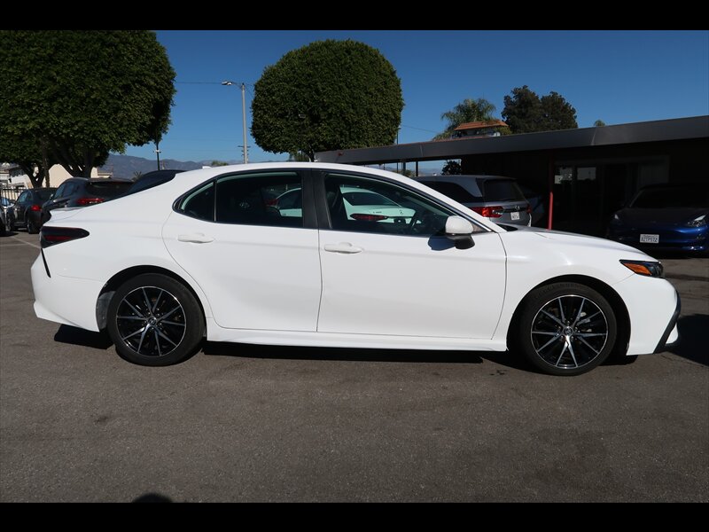 2021 Toyota Camry SE photo 8