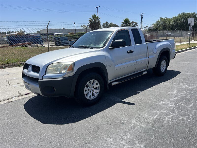 2006 Mitsubishi Raider DuroCross