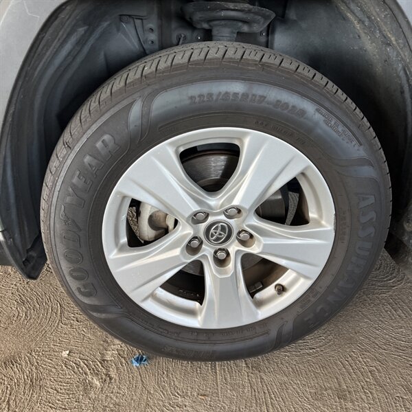 2019 Toyota RAV4 XLE   - Photo 14 - Sherman Oaks, CA 91423