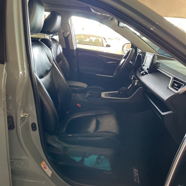 2019 Toyota RAV4 XLE   - Photo 16 - Sherman Oaks, CA 91423