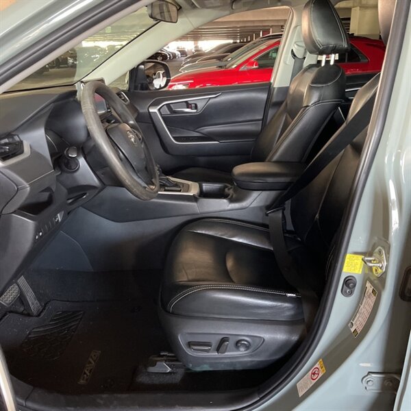 2019 Toyota RAV4 XLE   - Photo 15 - Sherman Oaks, CA 91423