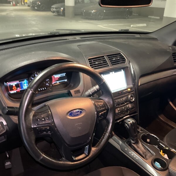 2018 Ford Explorer XLT   - Photo 11 - Sherman Oaks, CA 91423
