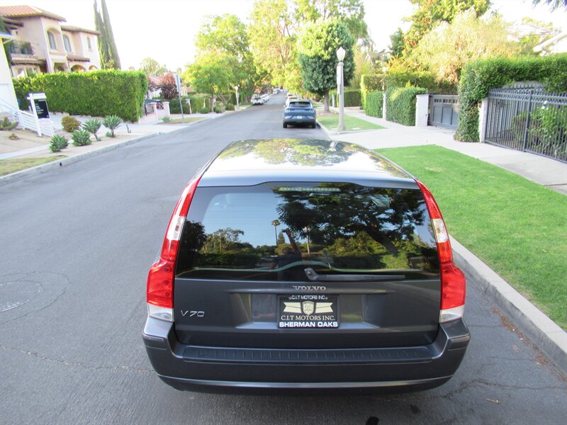 2007 Volvo V70 2.4   - Photo 7 - Sherman Oaks, CA 91423