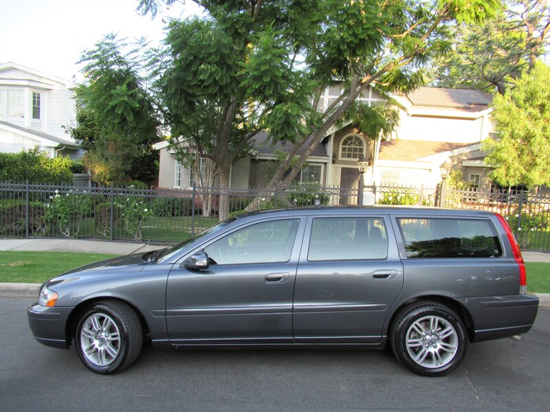 2007 Volvo V70 2.4   - Photo 5 - Sherman Oaks, CA 91423