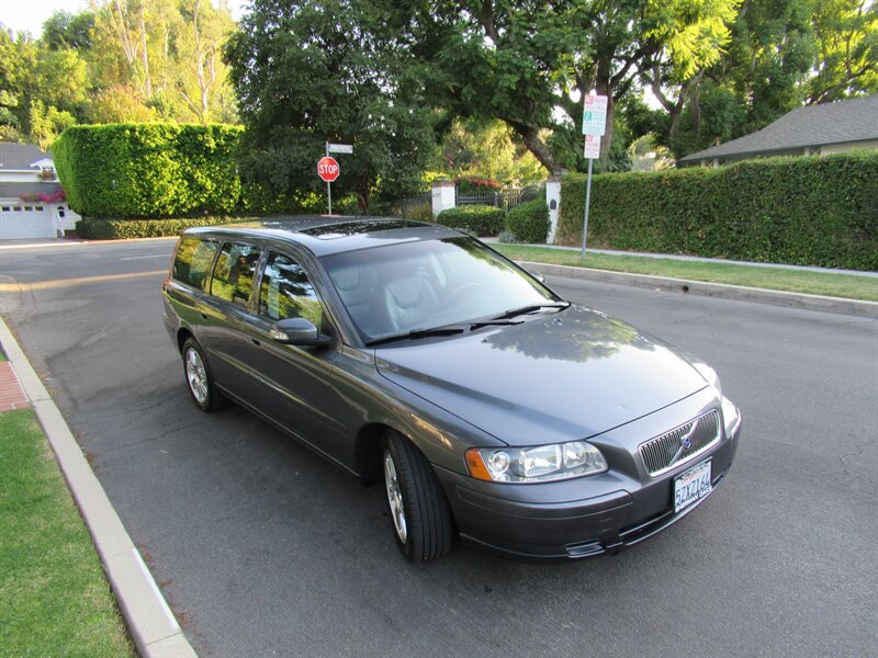 2007 Volvo V70 2.4   - Photo 10 - Sherman Oaks, CA 91423