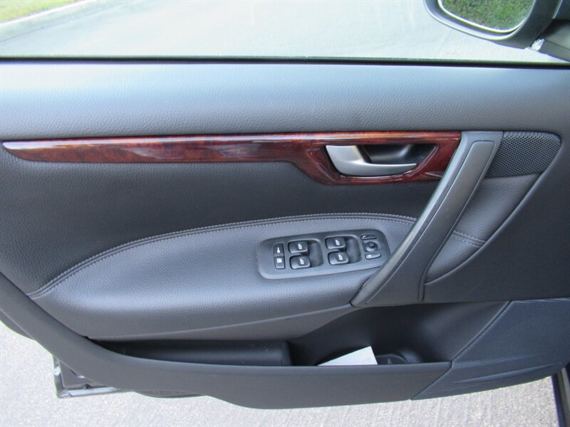 2007 Volvo V70 2.4   - Photo 16 - Sherman Oaks, CA 91423