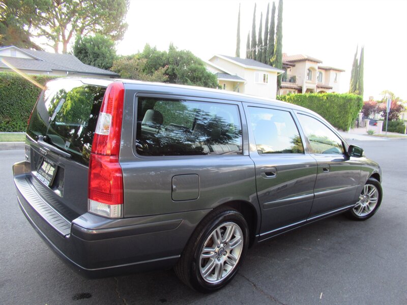2007 Volvo V70 2.4   - Photo 8 - Sherman Oaks, CA 91423