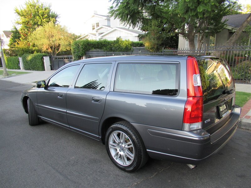 2007 Volvo V70 2.4   - Photo 6 - Sherman Oaks, CA 91423