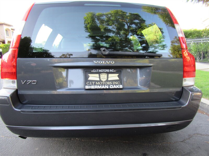 2007 Volvo V70 2.4   - Photo 32 - Sherman Oaks, CA 91423