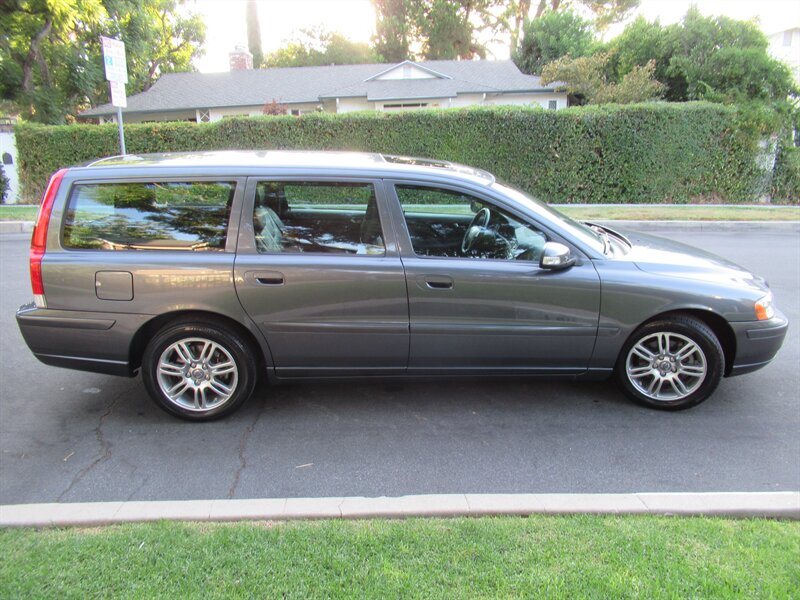 2007 Volvo V70 2.4   - Photo 9 - Sherman Oaks, CA 91423