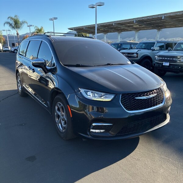 2022 Chrysler Pacifica Limited   - Photo 2 - Sherman Oaks, CA 91423