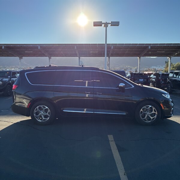 2022 Chrysler Pacifica Limited   - Photo 12 - Sherman Oaks, CA 91423
