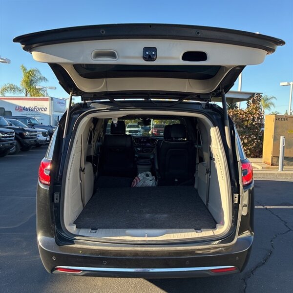 2022 Chrysler Pacifica Limited   - Photo 9 - Sherman Oaks, CA 91423
